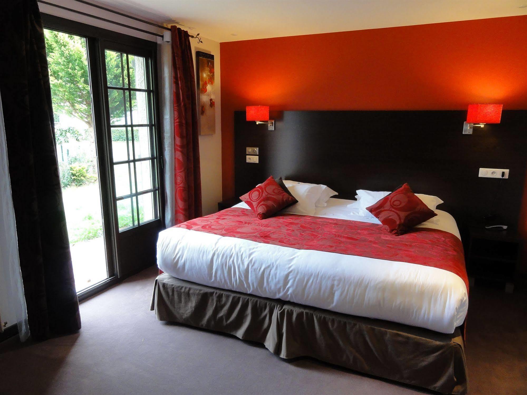 Hotel Restaurant Les Coquelicots, The Originals Relais Saint-Pardoux-l'Ortigier Room photo