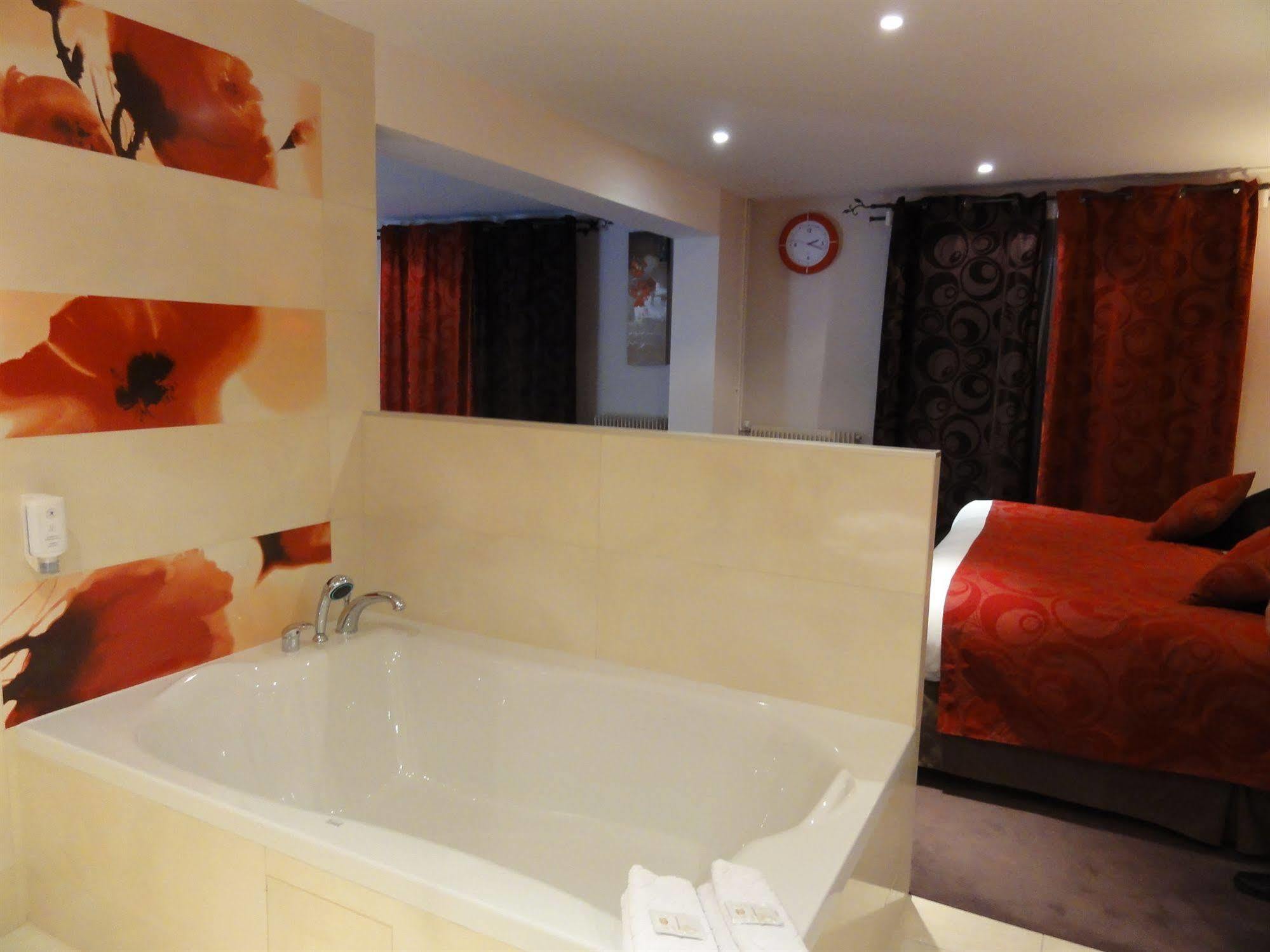 Hotel Restaurant Les Coquelicots, The Originals Relais Saint-Pardoux-l'Ortigier Room photo